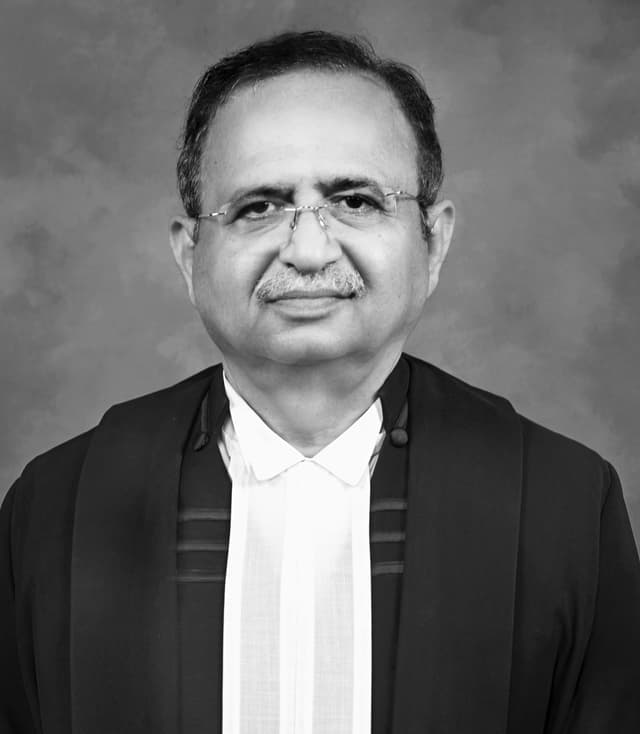 Hon’ble Shri Justice Alok Aradhe